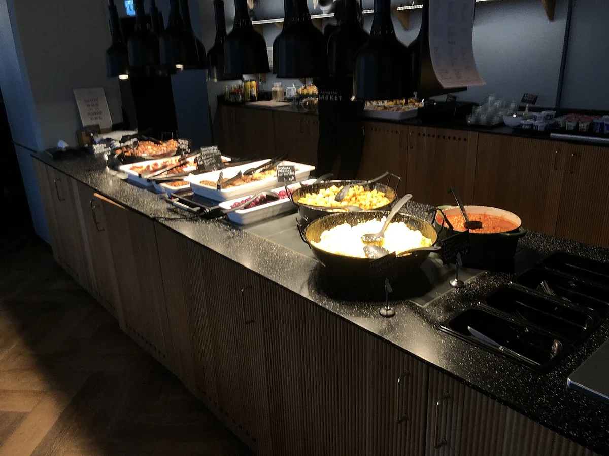 Suomalainen aamiaisbuffet hotellissa